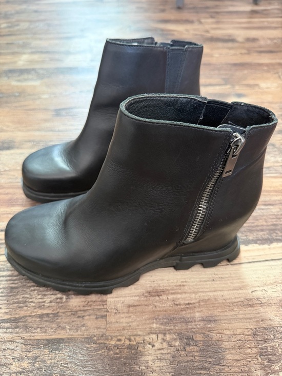 Amazon.com | Sorel Women Women\'s Sorel Joan of Artic Wedge III Zip Bootie Black Size 9